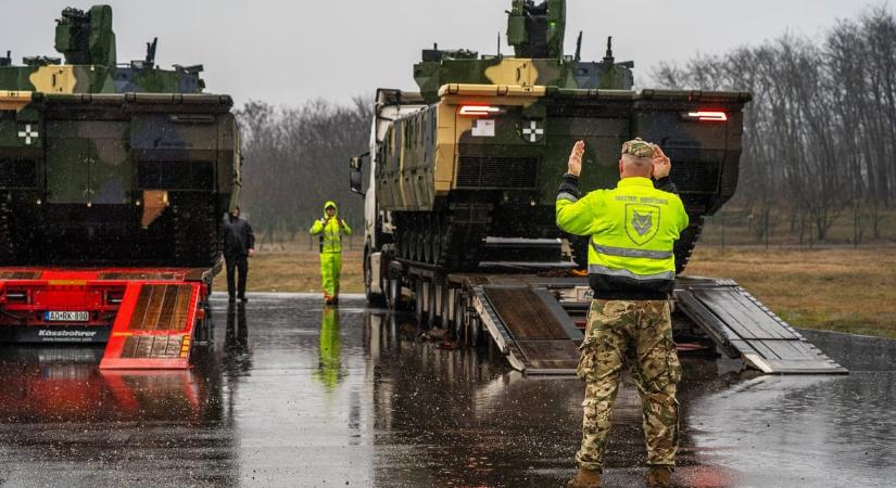 Debrecenbe is megérkezett a legmodernebb haditechnika