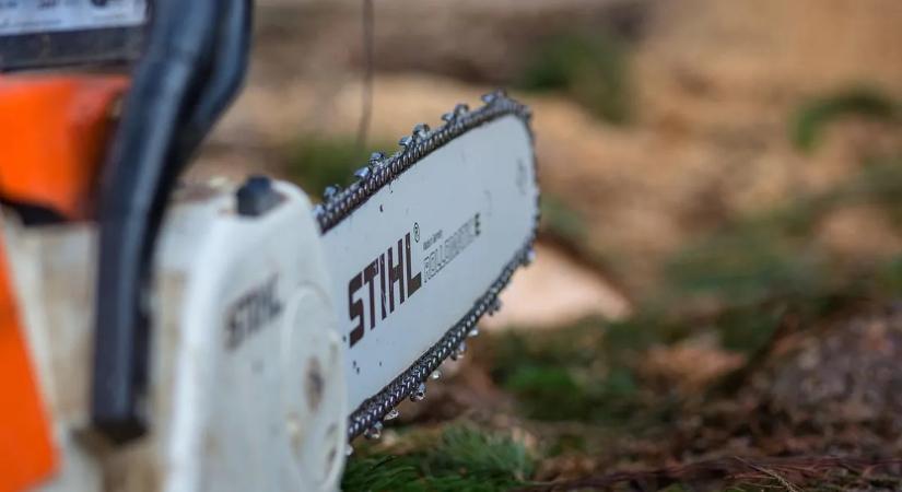 Beletört a láncfűrészreszelő kés az áldozat testébe