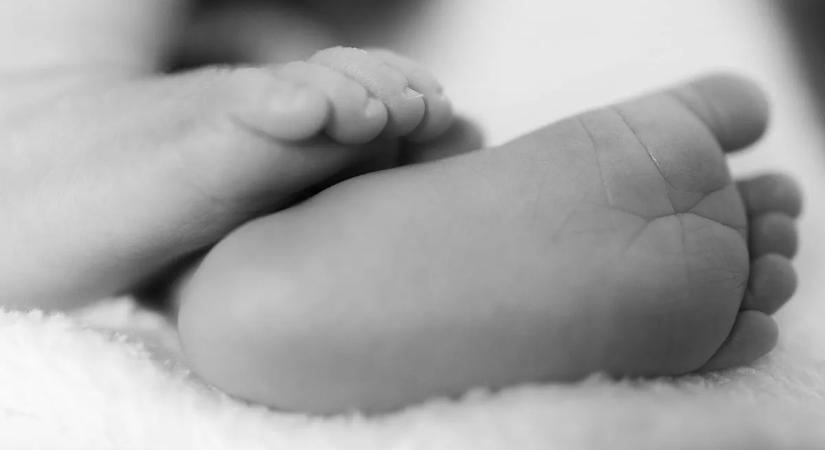 Most jött a felfoghatatlanul tragikus hír: az udvaron szülte meg gyermekét egy fiatal nő, a picit nem tudták megmenteni