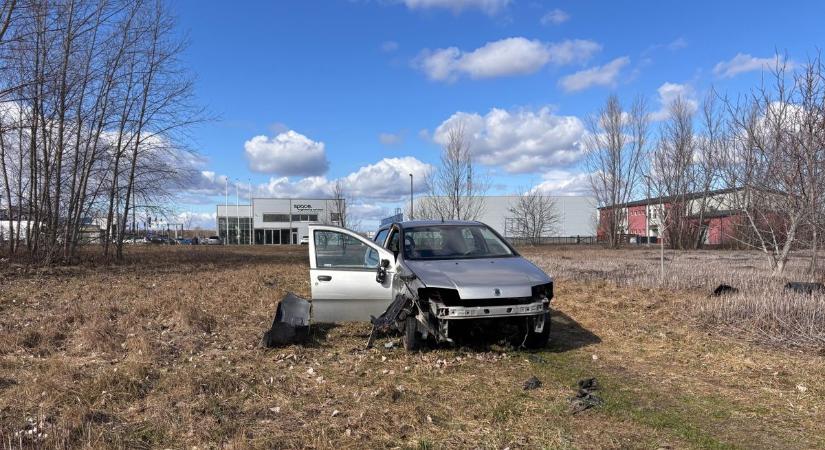 Autótemető a nyílt utcán - Eltűnt a csanaki Merci, de továbbra is csipegetik a Puntót - fotók