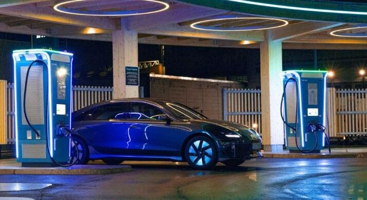 Visszaesett az EU autópiaca, de az elektromosok tarolnak – A Tesla megtorpant, a BYD berobbant