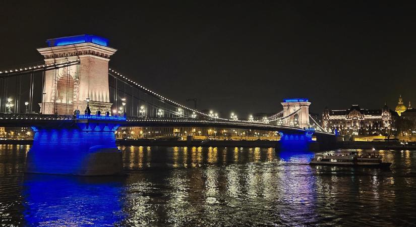 Ukrajna iránti szolidaritásból kék és sárga fényekkel világítják meg a Lánchidat