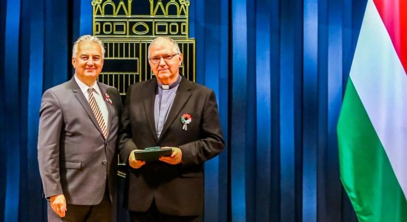 Tíz évre eltiltották a zuglói plébánost a papi feladatok gyakorlásától