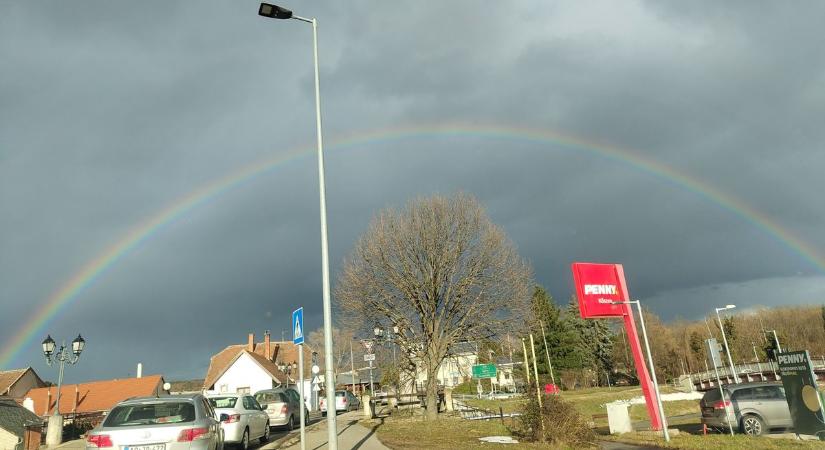 Látványos szivárvány jelent meg az Alpokalja egén - fotó