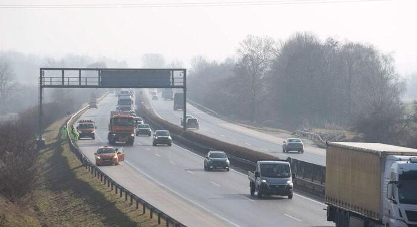 Elég volt egy apró hiba: szalagkorlátnak csapódott az autópályán a sofőr - videó
