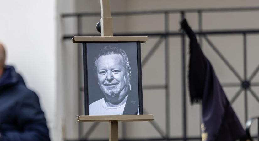 Újabb zenészlegendát sirat az ország, megható fotókon a temetés