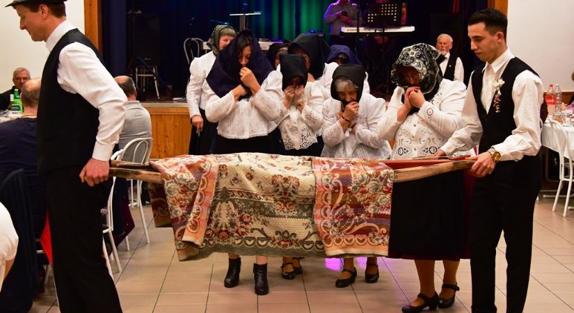 Hagyományőrző bőgőtemetés Kesztölcön