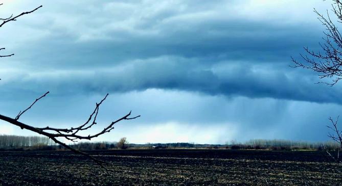 Újabb zivatarok szórták a villámokat és a jeget, ezúttal keleten