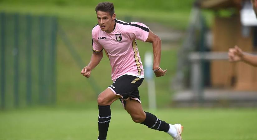 Erre senki nem számított, meglepő helyen tűnt fel a magyar válogatott focista