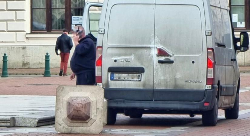 Nem jött össze a manőver: a földön végezte a Klauzál tér egyik díszoszlopa