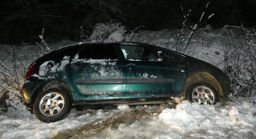 Jöttünk, vittük, összetörtük: Sántosnál, az árokban találták meg a Kaposvárról ellopott autót – a tolvajok eltűntek