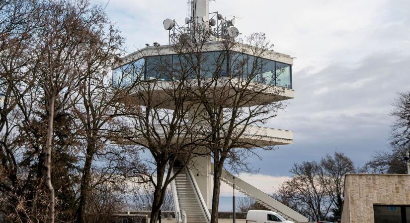 Avasi kilátó: már ki is hallgatták a hétfői tűz okozóját a rendőrök – fotókkal, videóval