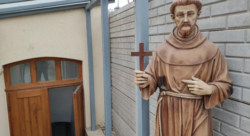 60-70 urnát őriznek a vásárhelyi Szent Ferenc Temetkezési Emlékhelyen