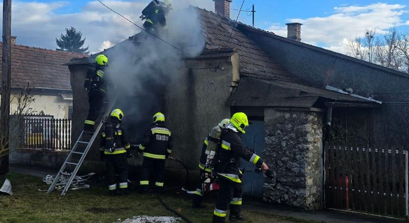 Családi ház égett, riasztották a tűzoltókat