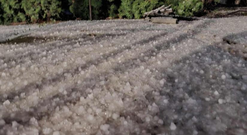 Borsodi településeket vert el a jég, durva videókon, ahogy pattog - Miskolc is kifehéredett (videók)