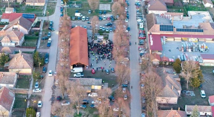 Olyan kínosan kevesen voltak kíváncsiak Magyar Péterre, hogy az élőt is lefújta - Itt a drónkép!