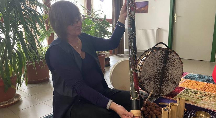 Pirulák és orvosi beavatkozás nélkül, hanggal gyógyít a barcsi könyvtáros