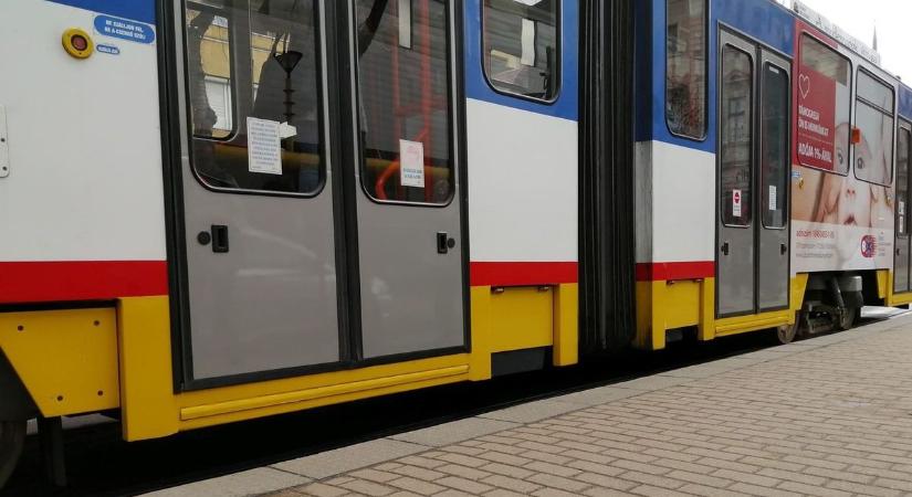 Baleset lassítja a villamosokat Szeged belvárosában, pótlóbuszok közlekednek