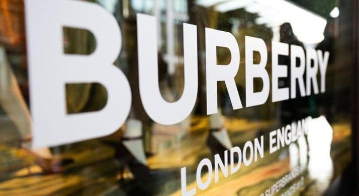 Esős londoni éjszaka ihlette a Burberry 2026-os téli bemutatóját