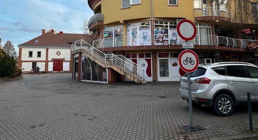 Drága percek: érkeznek a bírságok a Negyvennyolcasok terén parkolóknak, mutatjuk, mennyit kell fizetni a szabálytalanságért