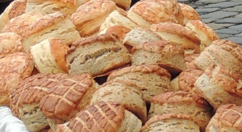 A tepertős pogácsával és a vecsési savanyú káposztával meglett a száz