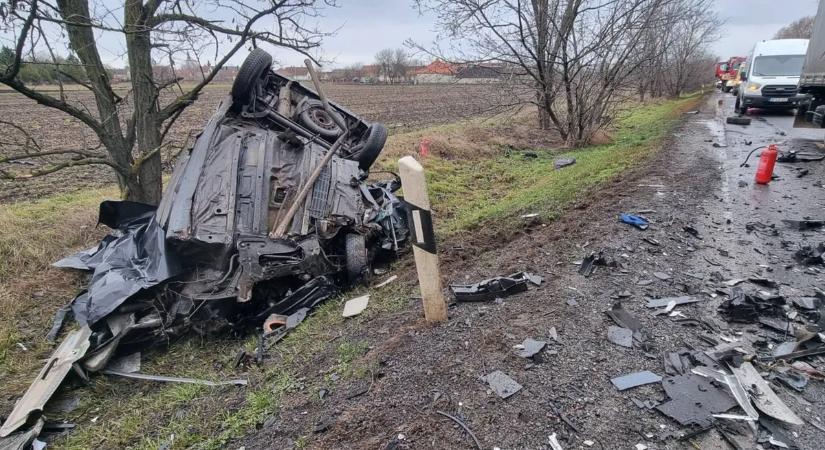 Rosszul lett vezetés közben? Kamionnak rohant, Lajos bácsinak esélye sem volt a túlélésre