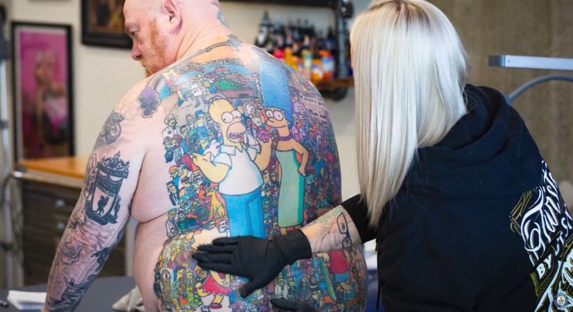 Ő nem Homer Simpson, csak hasonlít rá, és magára is varratott több mint 200 szereplőt a sorozatból