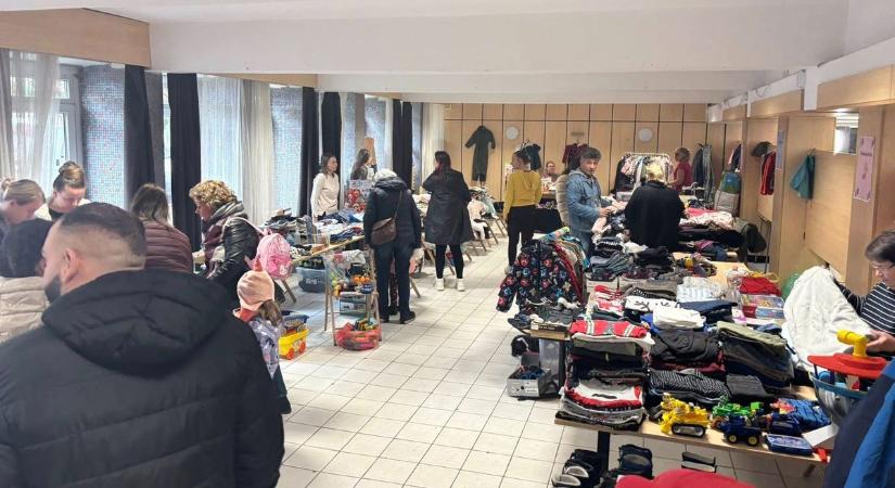 Tavaszi ruhák és játékok várják a családokat Dunaújvárosban
