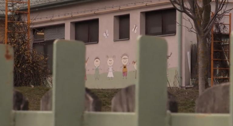 Őrjöngött és fenyegetőzött egy férfi egy bicskei óvodában, majd kukával dobott meg egy autót