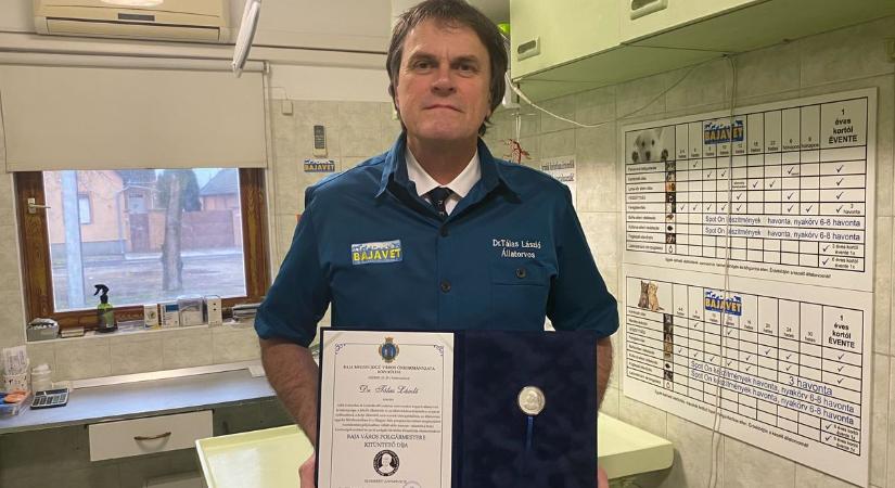 Sündisznókat röntgenez és lovakat is műt Baja kitüntetett állatorvosa