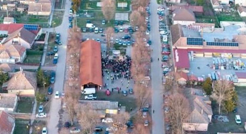 Magyar Péter talán még sosem volt ennyire kínos helyzetben: a Tisza-vezér alig győzte rejtegetni a valóságot