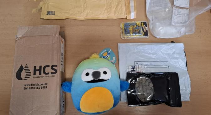 Plüssmaci mellé rejtett marihuánát foglaltak le a kassai vámosok