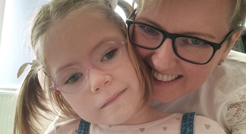 "Lehet, hogy másnak ez természetes, nekünk viszont csoda" – már a japánok is segítik a súlyos beteg Lilla fejlődését