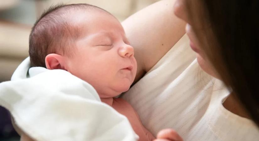 Elhunyt donortól származó méhátültetés után szülte meg gyermekét a brit nő