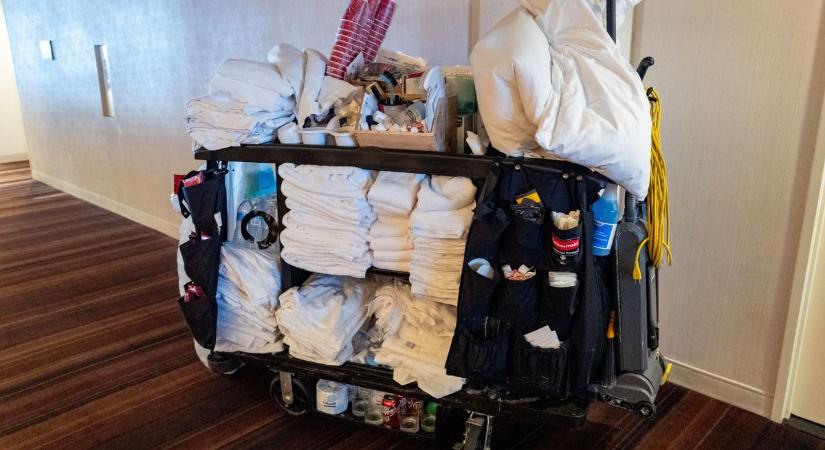Gyomorforgató: soha nem találnád ki, mit gyűrnek a vendégek a takaróba, mielőtt elhagyják a hotelszobát