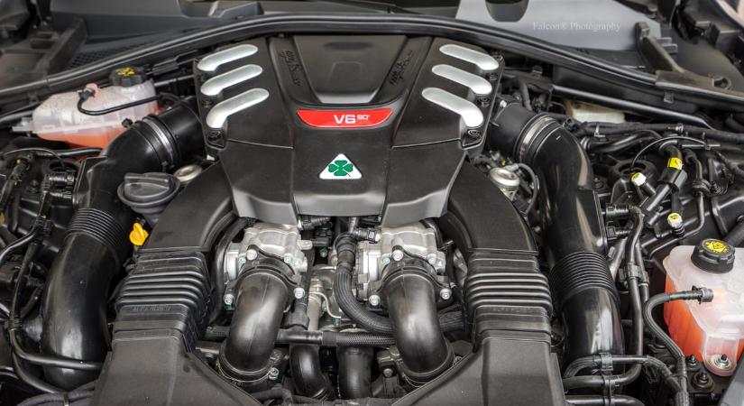 Visszahozza a legendás 520 lóerős V6-os motorját az Alfa Romeo