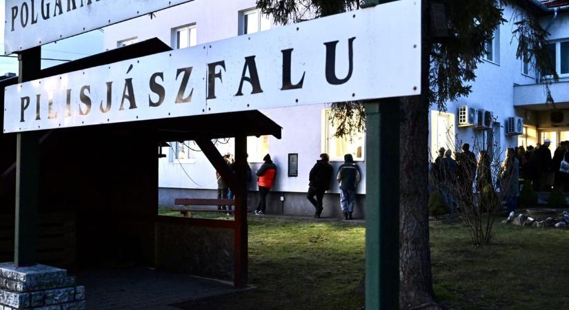 A polgármester rendőrt hívott, egy képviselő lemondott – elszabadultak az indulatok a pilisjászfalui testületi ülésen a faluba tervezett akkuhulladékos cég miatt