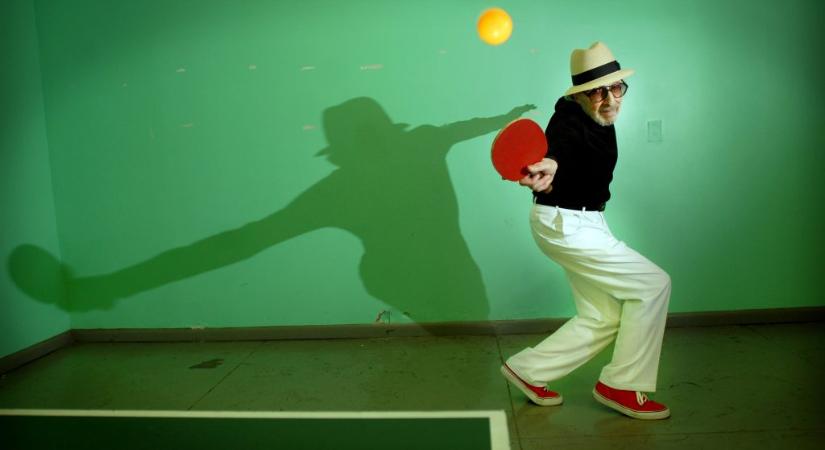 Saját magára fogadott, aranyat csempészett, közben mellesleg mindenkit elvert pingpongban – ő a Marty Supreme valós főhőse