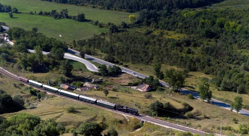 Rendőrt hívott Pilisjászfalu polgármestere a faluba tervezett akkuhulladékos üzem elleni tiltakozókra