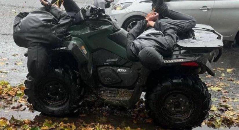 Rossz emberrel húztak ujjat: quadjához kötözve vitte be a tolvajokat a rendőrségre a brit farmer