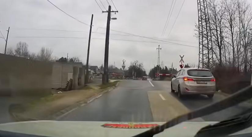 Rendőreink lakot területen belül üldöztek egy autóst, akit a vonat sem állított meg