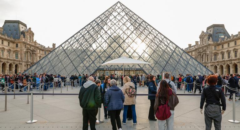 Lemondott a Louvre elnöke az évszázad rablása és a sorozatos botrányok után