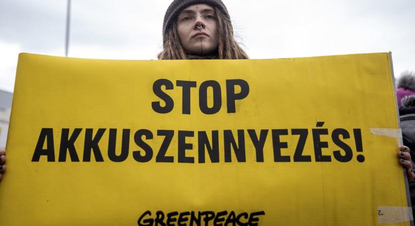 Az akkufeldolgozó ellen tiltakoztak a pilisjászfalui testületi ülésen, a polgármester rendőrt hívott, egy képviselő lemondott