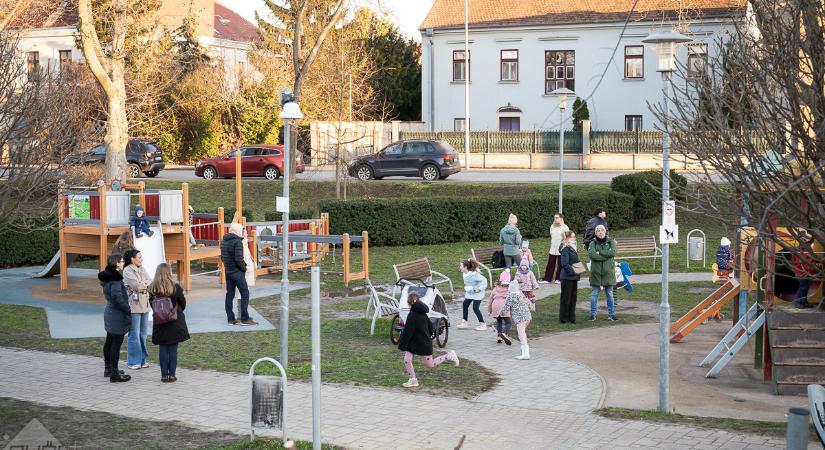 Derűs lélekkel, napos időben sétálva