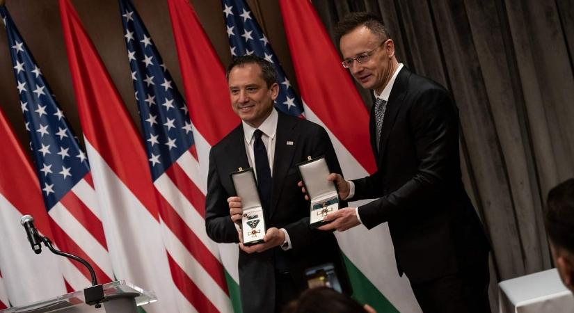 Szijjártó Washingtonban adta át az állami kitüntetést egy volt amerikai ügyvivőnek