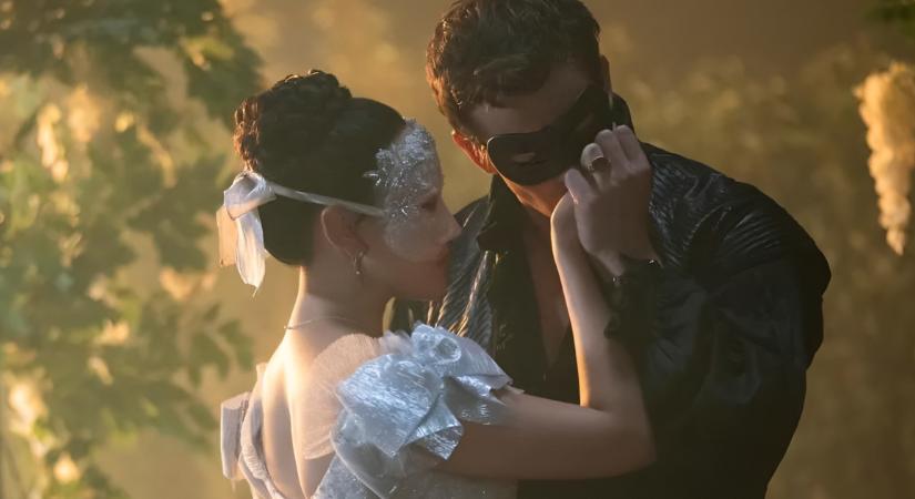 Hamupipőke Bridgerton köntösben: Ezért érződik annyira másnak a Bridgerton 4.évada, mint a többi