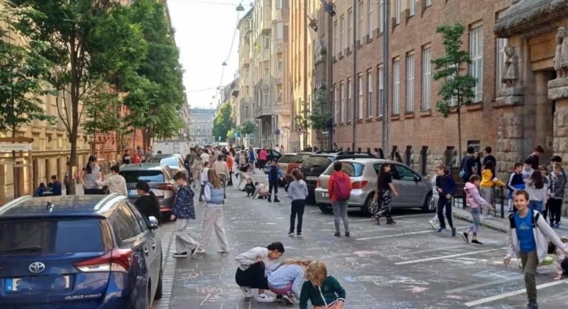 Egyre több az iskolautca Budapesten, de az azt kiszorító KR parkoló is