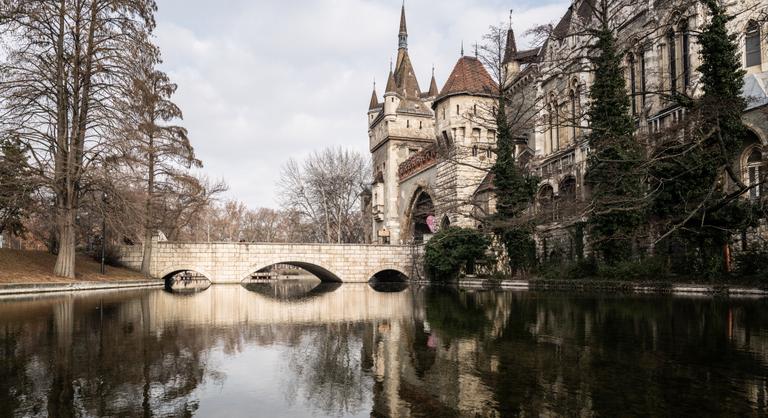 Visszatér a napsütés: 14 fokos tavaszi meleg csalogat a szabadba