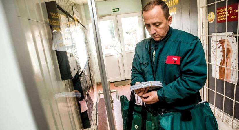 Már kézbesítik az utalványokat – háromszázezer nyugdíjas kapja meg