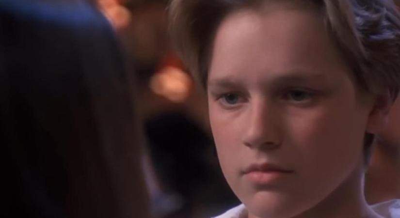 Emlékszel még a szőke kisfiúra a Casperből? Ma már sármos negyvenes, kétgyerekes apuka